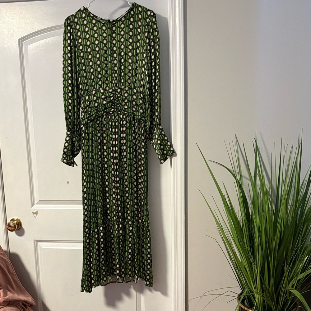 Host and Var silly dress - Picture 2 of 5